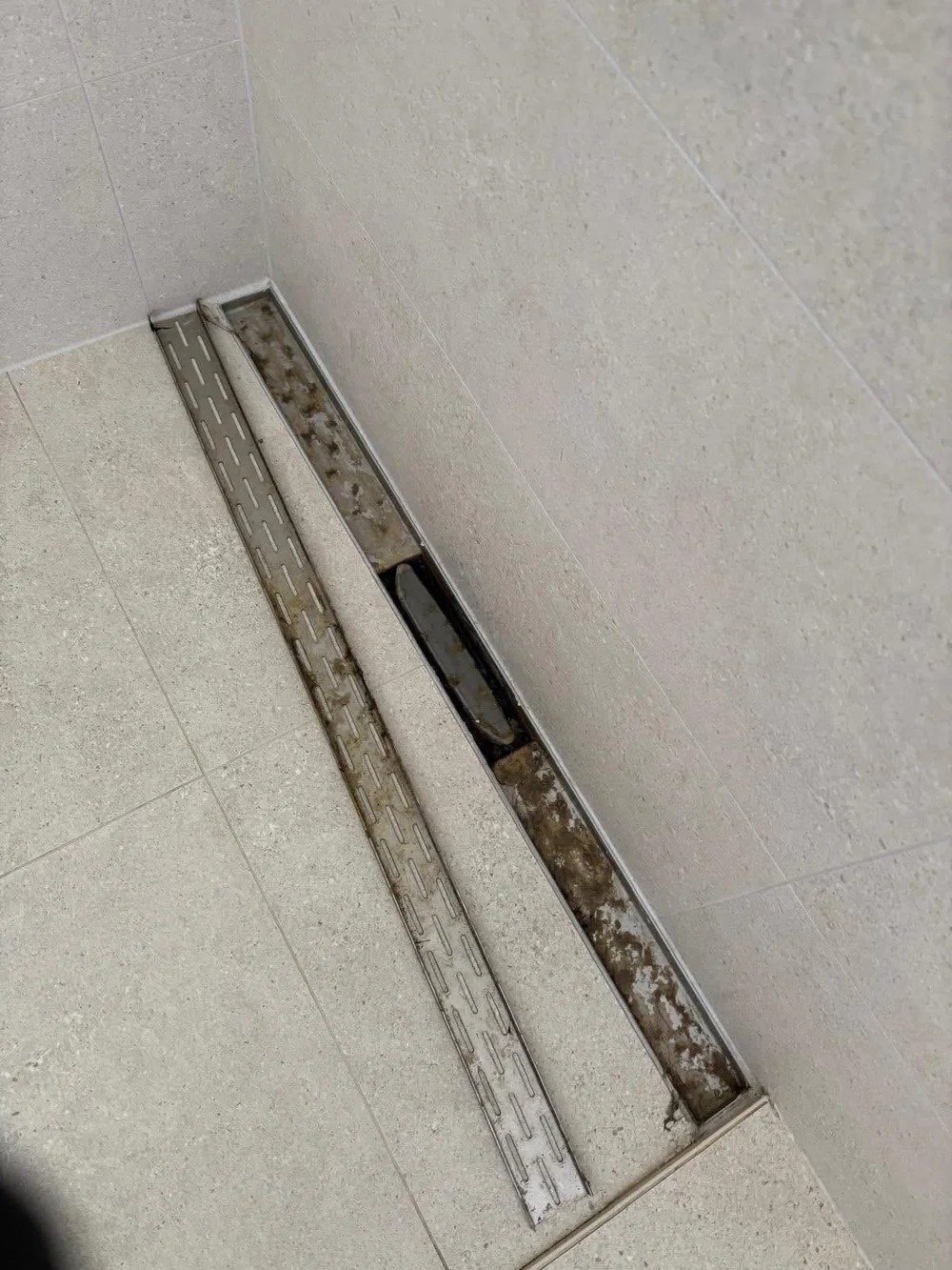 Douchegoot vóór de reiniging